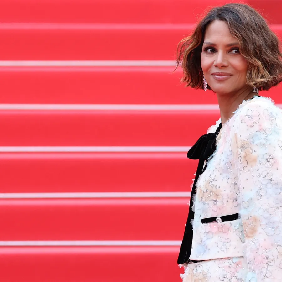 هالي بيري في مهرجان كان السينمائي بدورته الـ78 في فرنسا - Halle Berry arrives at the 78th edition of the Cannes Film Festival in Cannes- مصدر الصورة Sameer AL-DOUMY / AFP)