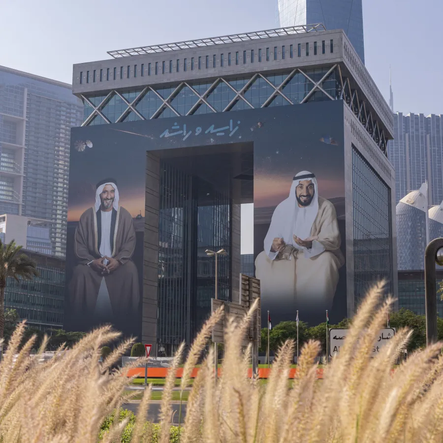  العمل الإبداعي الضخم على واجهة مبنى مركز دبي المالي العالمي. الصورة من مكتب دبي الإعلامي