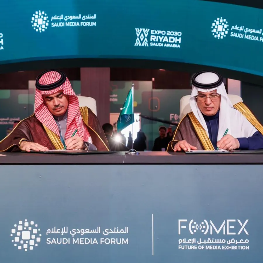طلال المري، الرئيس التنفيذي لشركة إكسبو 2030 الرياض، ومحمد الحارثي، رئيس المنتدى السعودي للإعلام ورئيس اتحاد إذاعات الدول العربية خلال توقيع الاتفاق