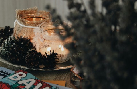 8 أفكار لإعادة استخدام علب الزجاج في تزيين المنزل أو تنظيمه