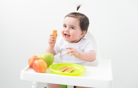 لماذا لا يفضل الانتظار لأيام بين تقديم صنف آخر من الطعام الخارجي للرضيع؟