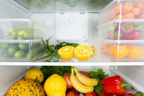 كيف أغسل الخضروات والفواكه بعيداً عن خرافات التنظيف القديمة؟