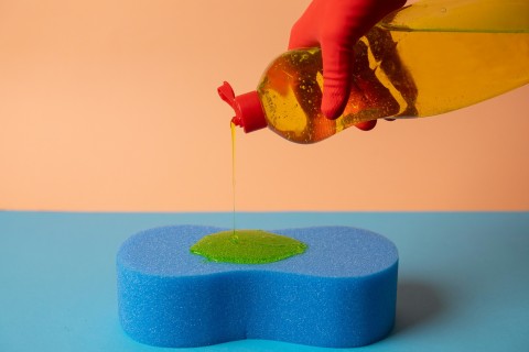 10 استخدامات متعددة لسائل الجلي في تنظيف وتعقيم المنزل