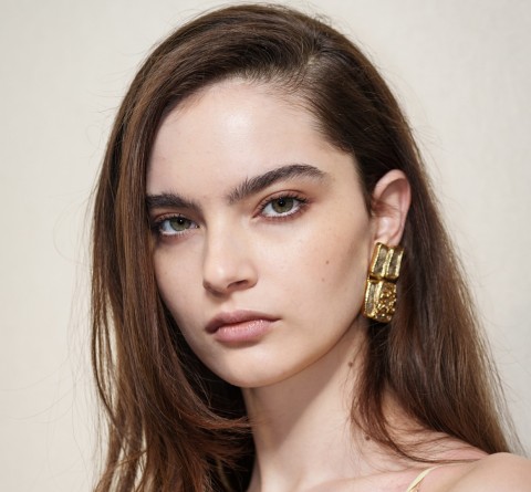 لا ترمي قشور التفاح بعد اليوم ... سر بسيط يمنحك بشرة أكثر لمعاناً ونضارة